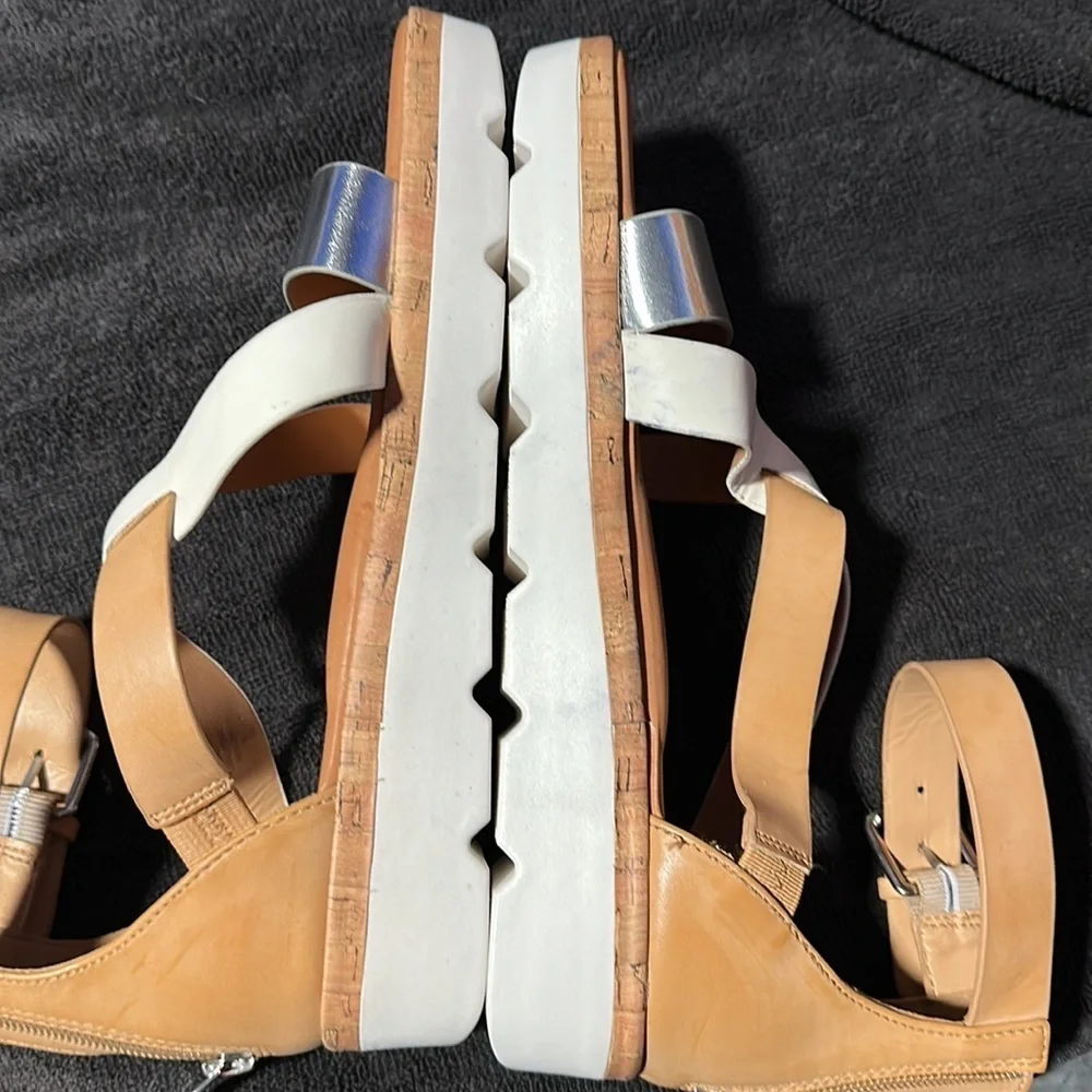 Nine West Comfort Sandals Size 8M Tan Faux Leather Platform Wide Strap Sandal